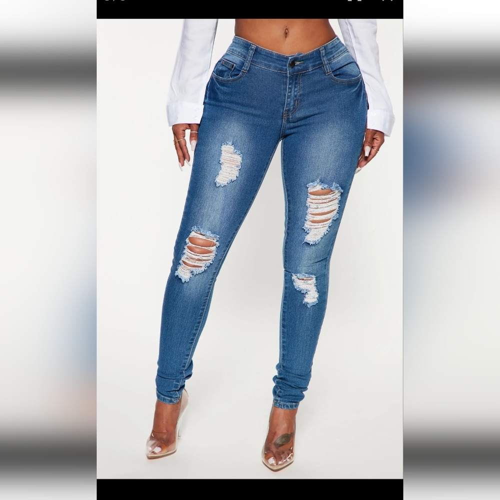 NWT Fashionnova Too much Booty distressed JEANS size 1/2